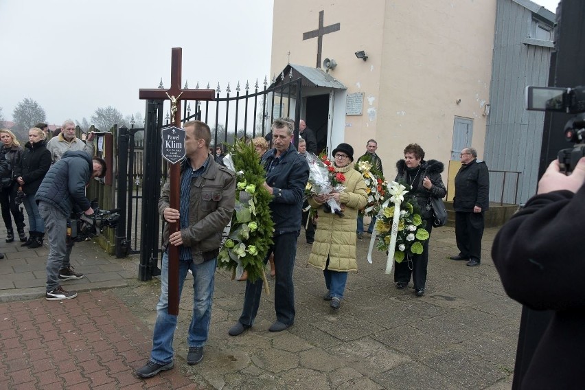 Białystok. Pogrzeb Pawła Klima. Kibice oddali mu hołd (zdjęcia, wideo)