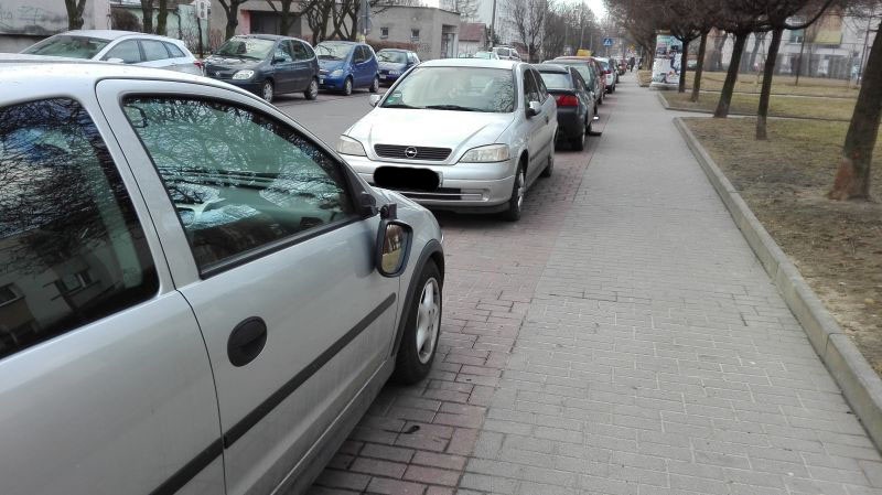 Wandale niszczyli samochody na ulicy Chełmońskiego