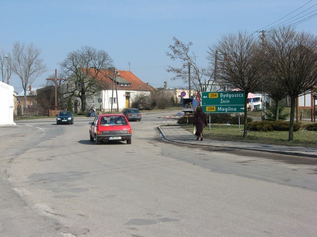 Mieszkańcy od lat czekają na remont głównej ulicy Dąbrowy, Centralnej