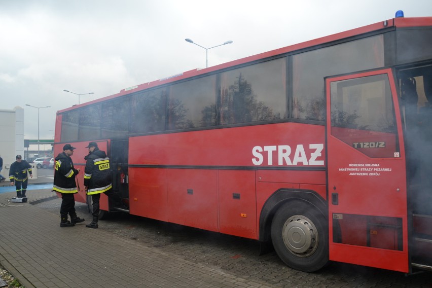Przy autostradzie A1 w Żorach autobus stanął w ogniu. Strażacy wyciągali rannych ZDJĘCIA