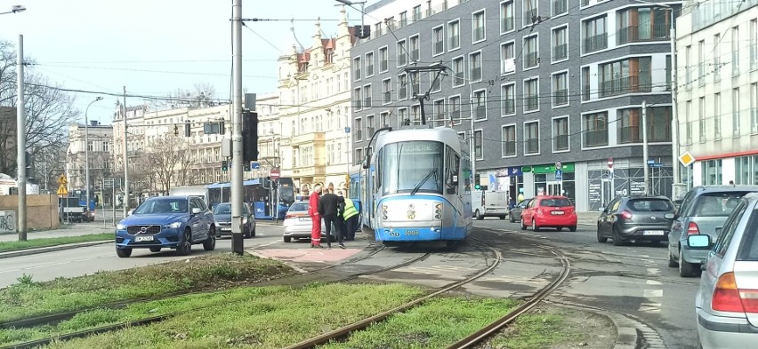 Wykolejenie tramwaju w centrum miasta. Duże utrudnienia