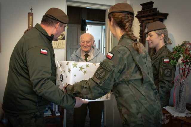 Terytorialsi podczas wizyty u majora Bogdana Eubicha, żołnierza Brygady Świętokrzyskiej Narodowych Sił Zbrojnych z Kielc. Więcej na kolejnych zdjęciach