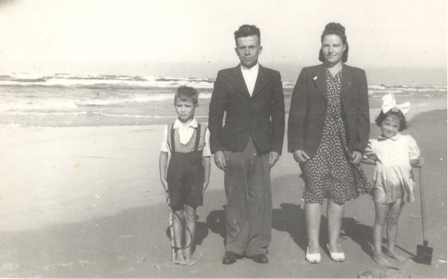 Antoni i Amelia Sokólscy z dziećmi w 1947 roku już w Łebie.