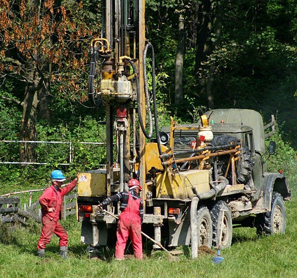 Ekipa z krakowskiej Geofizyki podczas wstępnych prac geologicznych w Rabem w powiecie bieszczadzkim.