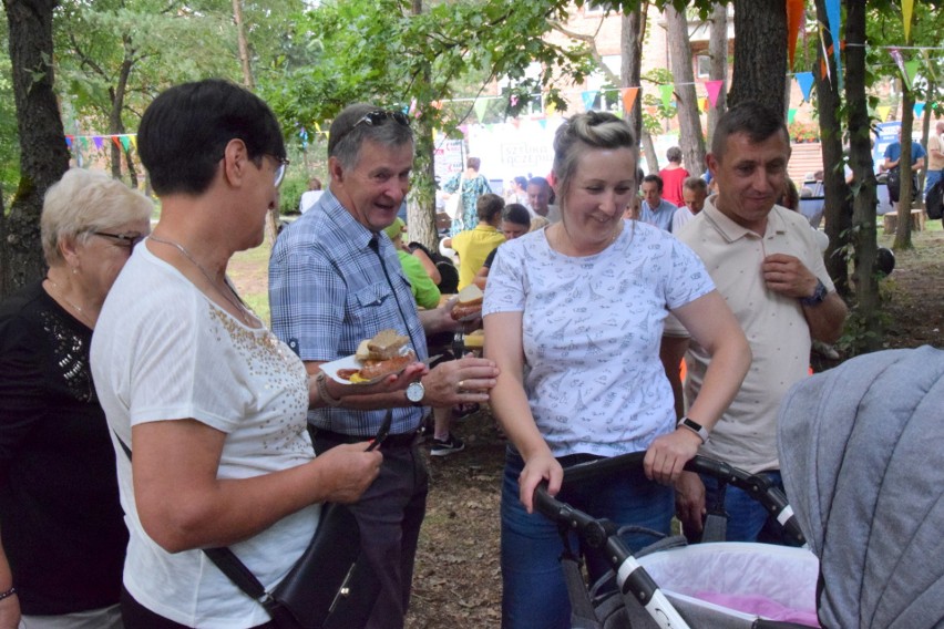 Piknik rodzinny na Pietraszkach w Kielcach podbił serca gości. Był poczęstunek, ręcznie robione wypieki oraz premiera filmu
