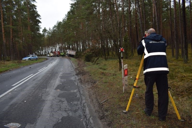 Wypadek na trasie Bytów-Chojnice. Trzy osoby ranne [ZDJECIA]