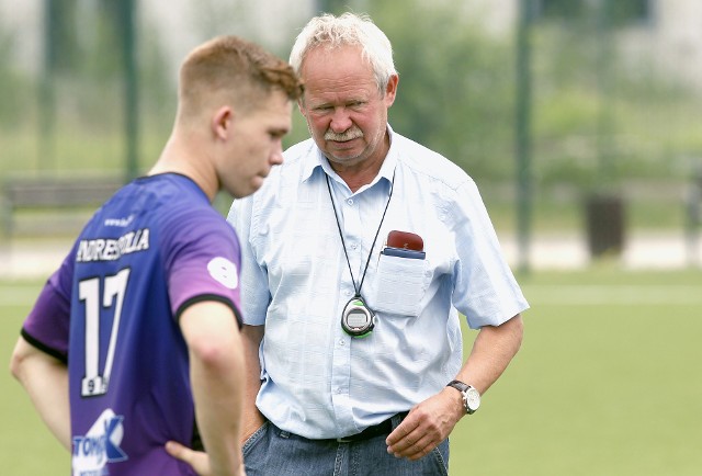 Trener Krzysztof Kamiński udziela wskazówek swoim podopiecznym