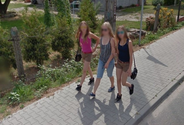 W programie Google Street View automatycznie zamazywane są ludzkie twarze i tablice rejestracyjne samochod&oacute;w, ale na zdjęciach można rozpoznać siebie lub kogoś znajomego po charakterystycznej sylwetce, ubraniu lub miejscu. A może to ciebie upolowała kamera Google'a - na spacerze z psem, w czasie zakup&oacute;w lub podczas rowerowej przejażdżki po gminie Kowala? Zobacz kolejne zdjęcia &gt;&gt;&gt;