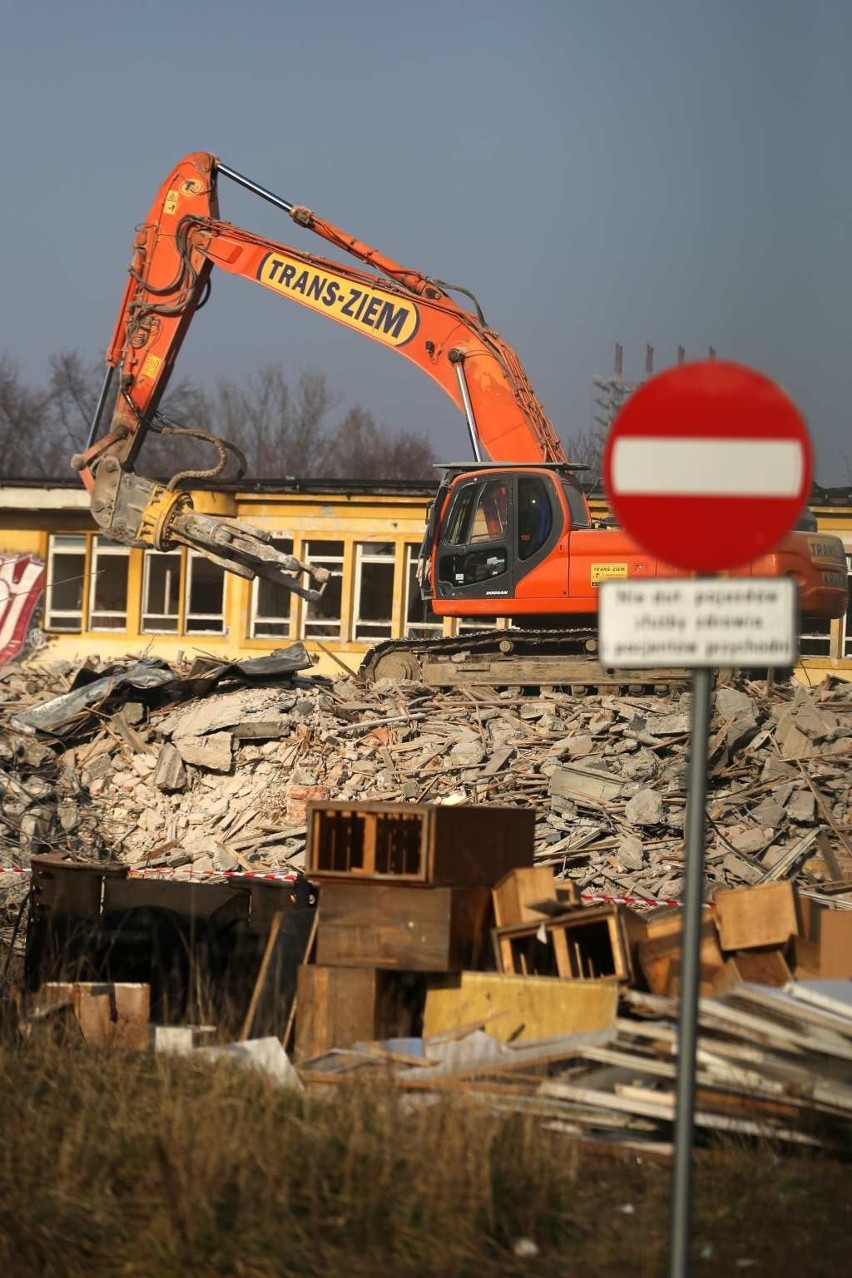 W poniedziałek trwało wyburzanie budynków dawnej przychodni...