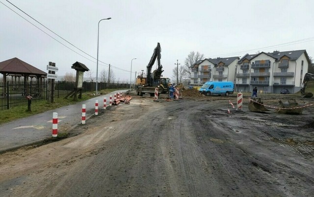 To dobra wiadomość dla mieszkańców wsi, a przede wszystkim rodziców, którzy dowożą swoje dzieci do szkoły. Ruszyły prace przy przebudowie ulicy Szkolnej w Borzytuchomiu.