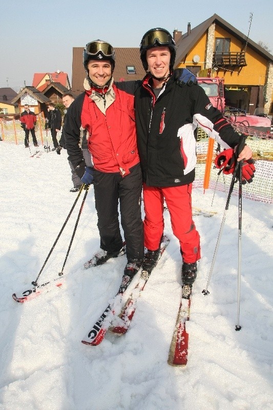 Tomasz Sarna (w czerwonej kurtce) i Bartłomiej Krawczyński cieszą się, że udało się im dotrzeć do mety.
