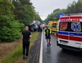 Dramatyczny wypadek pod Nowogrodem Bobrzańskim. Samochód osobowy zderzył się z ciężarówką. Droga Krajowa nr 27 była zablokowana