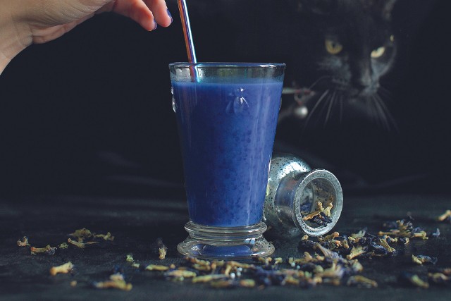 Niebieska herbata przygotowywana z klitorii uznawana jest za napój zwiększający libido. Na jej bazie można zrobić deserową bubble tea.