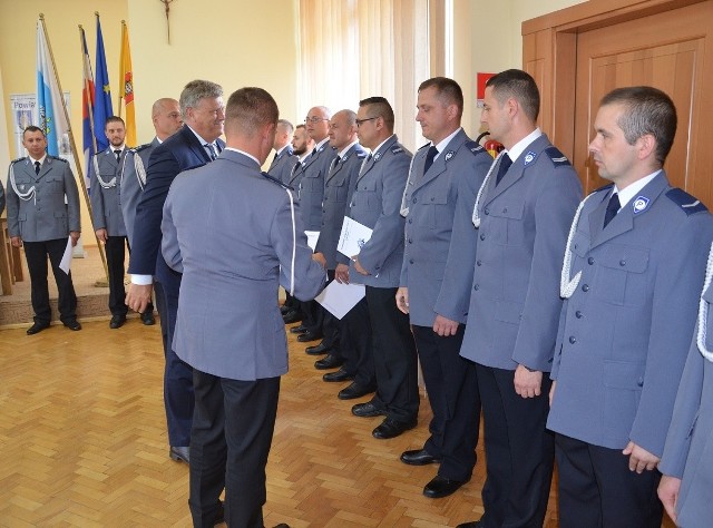 Policjanci odebrali awanse na wyższe stopnie służbowe z rąk przełożonych oraz wicewojewody