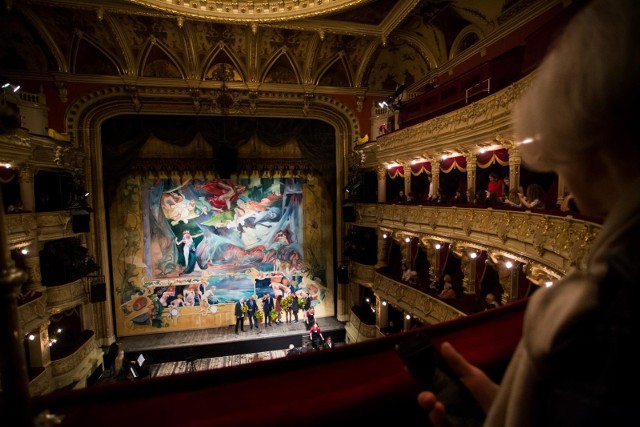 Postaci krakowianek ozdobią nową kurtynę Teatru Słowackiego. Na zdjęciu jedna z dwóch istniejących już kurtyn krakowskiej sceny - wykonana pięć lat temu przez Tadeusza Bystrzaka wg projektu Wyspiańskiego