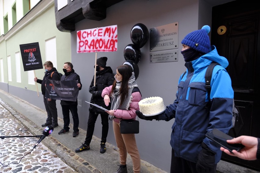 Protest branży ślubnej w Toruniu pod biurem poselskim Iwony Michałek. Mamy zdjęcia