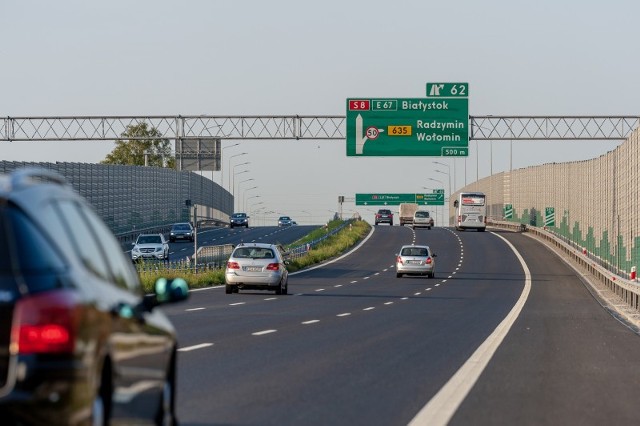 Prace legislacyjne nad zmianami w oznakowaniu dróg Ministerstwo Infrastruktury prowadzi od połowy ubiegłego roku. Wcześniej w kilku miejscach w Polsce w ramach eksperymentu zainstalowano nowe oznaczenia. Wprowadzenie eksperymentalnego oznakowania ma na celu - jak wyjaśnia  Generalna Dyrekcja Dróg Krajowych i Autostrad  - zwiększenie czytelności i intuicyjności oznakowania oraz jego unowocześnienie. Znaki - odbiegające od dotychczasowych - stanowią ewolucyjną zmianę oznakowania, stworzoną w oparciu o opinie przesyłane przez kierowców i analizy GDDKiA. Na stronie Dyrekcji można znaleźć ankietę i zgłosić swoje uwagi do nowych znaków. Konsultacje potrwają jeszcze do 28 marca. Przed GDDKiA w kolejnych latach wielka operacja wymiany tablic. Na drogach krajowych w całym kraju znajduje się bowiem blisko 200 tysięcy pionowych znaków (informacyjnych, ostrzegawczych, znaków kierunku i miejscowości, zakazu, nakazu, a także znaków uzupełniających). Teraz część z nich będzie musiała być wymieniona lub uzupełniona. Być może ta wymiana ruszy jeszcze w tym roku.Na kolejnych stronach pokazujemy najważniejsze zmiany w oznakowaniu naszych dróg. 