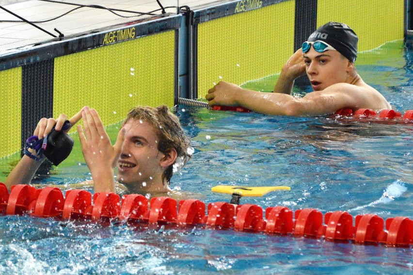 Pływanie. Czternaście medali Unii Oświęcim w mistrzostwach Polski juniorów 15-letnich. Do kraula trzeba dwojga [ZDJĘCIA]