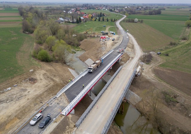 W środę 11 kwietnia odbyły się próby obciążeniowe nowego mostu w Michałówce na rzece Wisznia koło Radymna. Przeprawa była jedną z większych inwestycji drogowych powiatu jarosławskiego, rozpoczętych w 2018 r. Koszty wynoszą około 7,5 mln zł, z których więcej niż połowa zostanie sfinansowana dzięki pozyskaniu pieniędzy z ministerstwa infrastruktury. Most o nośności 40 ton ma długość 75 metrów, szerokość blisko 10 metrów oraz chodnik. Całość ma być gotowa do końca czerwca br. Na czas budowy nowego mostu funkcjonuje przeprawa zastępcza.Zobacz także: Na most nad Sanem w Sielnicy niedaleko Przemyśla czekają od kilkudziesięciu lat. Przeprawa ożywi okolicę w gminie Dubiecko