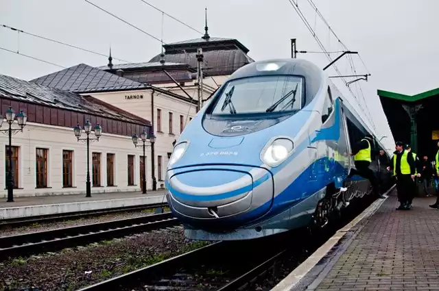 Obecnie najszybsze połączenie kolejowe do Warszawy to pociąg pendolino. Dzięki nowej linii podróż skróciłaby się o godzinę