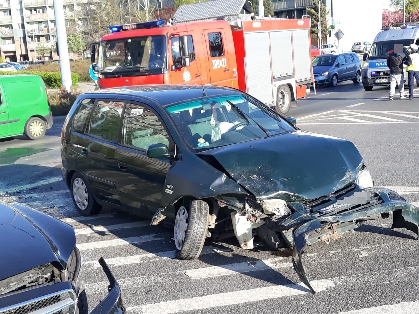 Wypadek na Bardzkiej. Pijany sprawca twierdzi, że kierowca... uciekł [ZDJĘCIA]