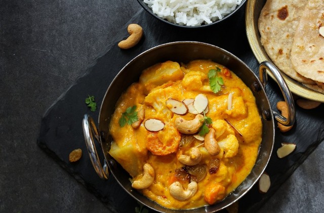 Aromatyczne indyjskie curry z orzechami nerkowca. Zobacz przepis!