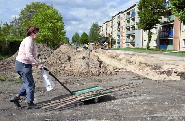 Pani Maria z mężem Zdzisławem ma przy Rejtana działkę, na której od 30 lat hodował gołębie. Wczoraj wywozili z działki rzeczy.   