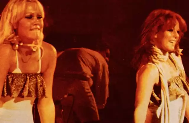 Zespół ABBA był bezdyskusyjnie jednym z najchętniej słuchanych zespołów muzycznych na świecie. Sprzedali ponad 300 mln płyt. Grupę tworzyli Anni-Frid Lyngstad, Benny Andersson, Björn Ulvaeus i Agnetha Fältskog. Swoją urodą i charyzmą zachwycała szczególnie Agnetha Fältskog. Zobacz, jak przez lata zmieniła się blond piękność z ABBY. Szczegóły na kolejnych slajdach galerii. 