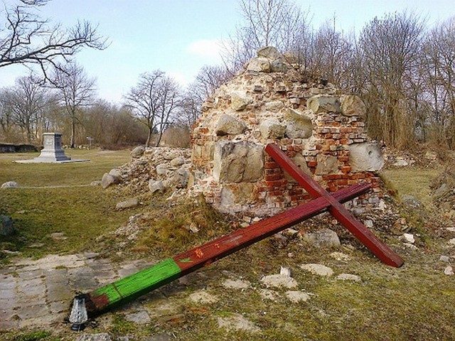 Usunięto drewniany krzyż, który od blisko 20 lat stał w ruinach kościoła na Starym Mieście.