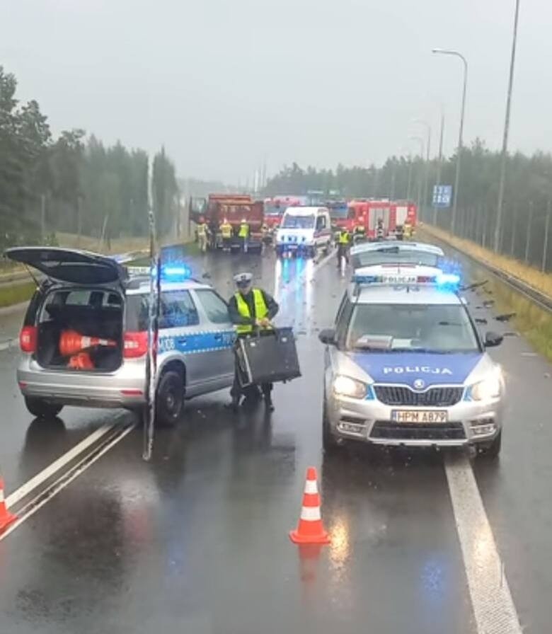 Tragiczny wypadek w Wasilkowie w relacji służb. Kierowca mercedesa poniósł śmierć na miejscu [ZDJĘCIA]