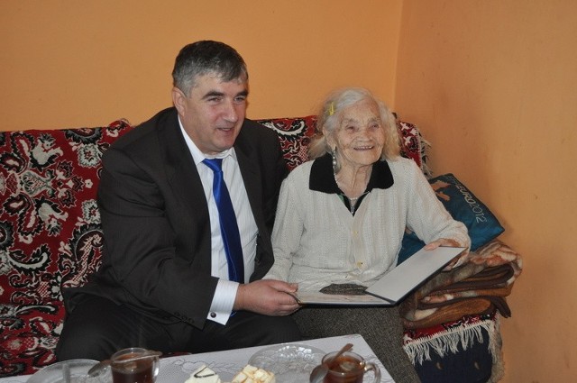 103-letnia Stefania Wieczorek jest bardzo pogodna i ma poczucie humoru. Na zdjęciu z burmistrzem Wojciechem Głomskim