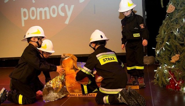 Pokaz w wykonaniu Małych Strażaków ze Stąporkowa był jedną z atrakcji 27. Finału Wielkiej Orkiestry w Pacanowie.