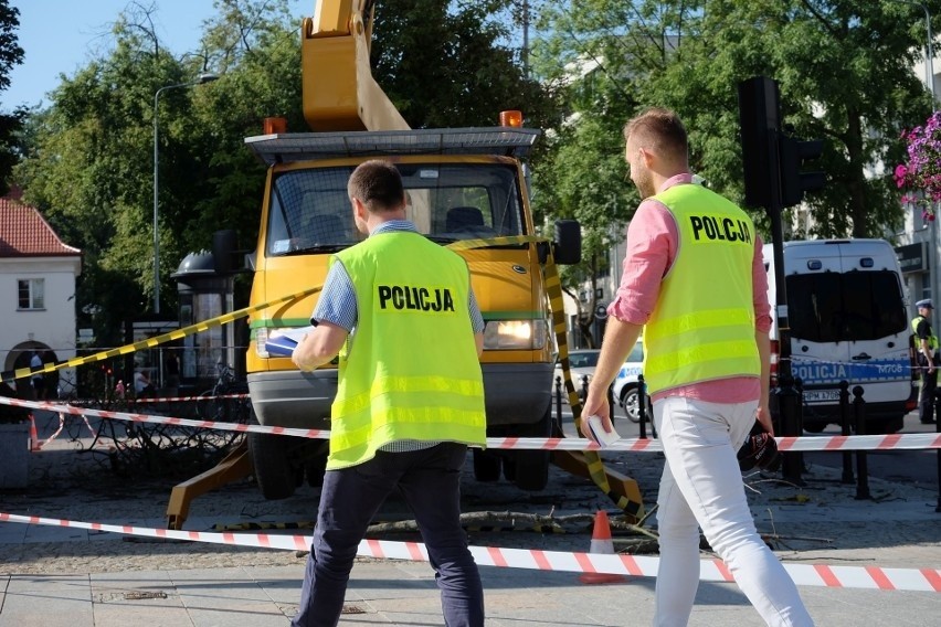 Śmiertelny wypadek przy wycince drzew przy Rynku Kościuszki. Sąd przesłuchał biegłego oraz świadka zdarzenia [zdjęcia]