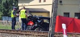 Tragiczny wypadek na przejeździe kolejowym koło Białego Boru. Zginęła jedna osoba [ZDJĘCIA] 