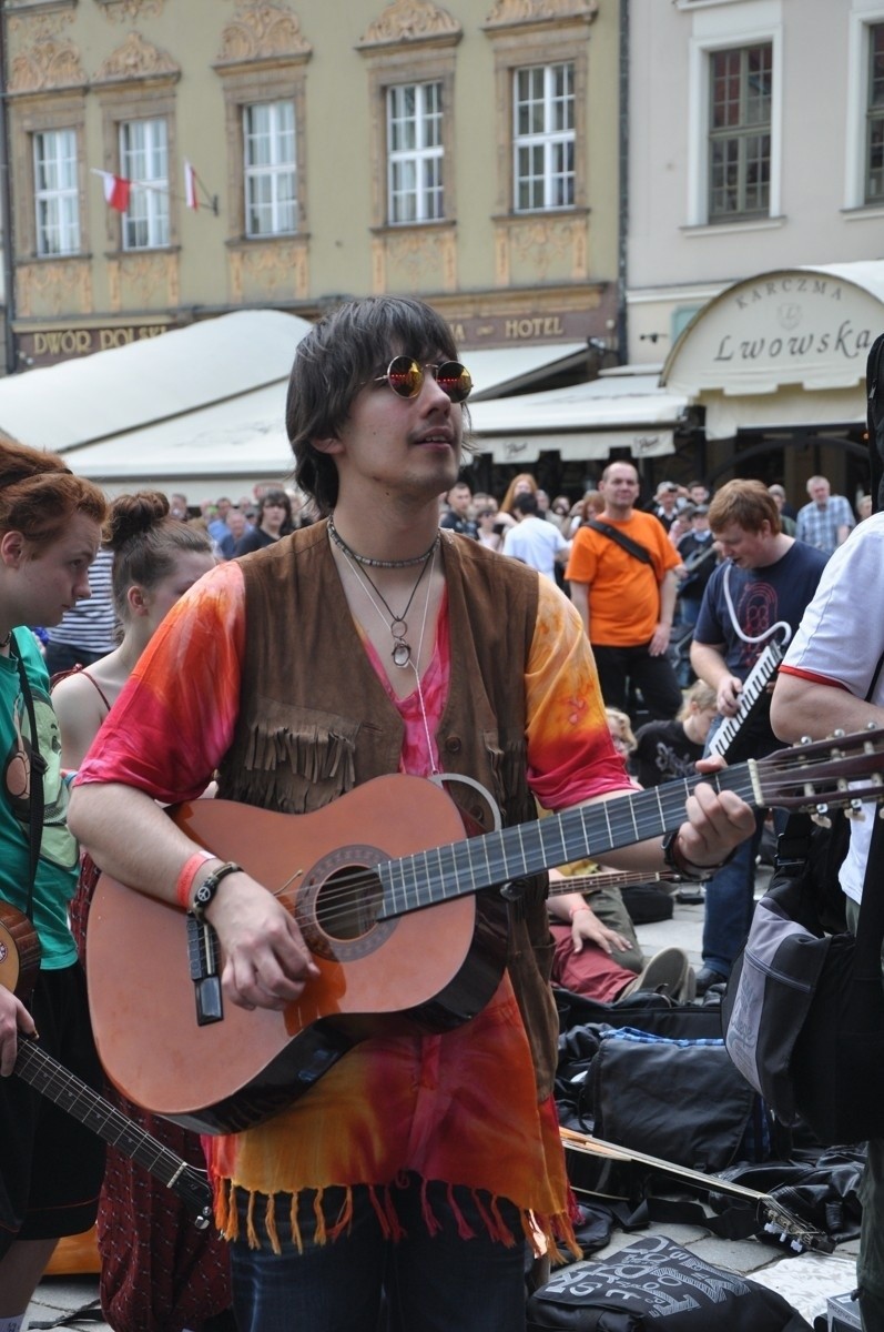 Wrocław: Gitarowy Rekord Guinnessa pobity! O ponad 70 gitar (ZDJĘCIA)