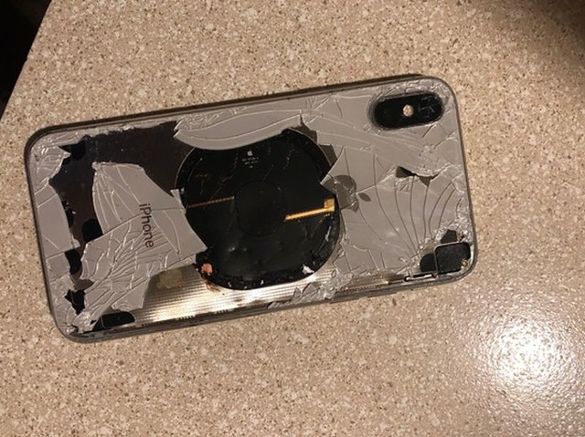 iPhone X, który niespodziewanie rozgrzał się, a potem eksplodował