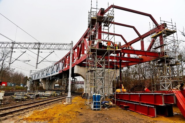 Brakuje jeszcze kilkunastu metrów, żeby stalowa konstrukcja wiaduktu została ukończona.