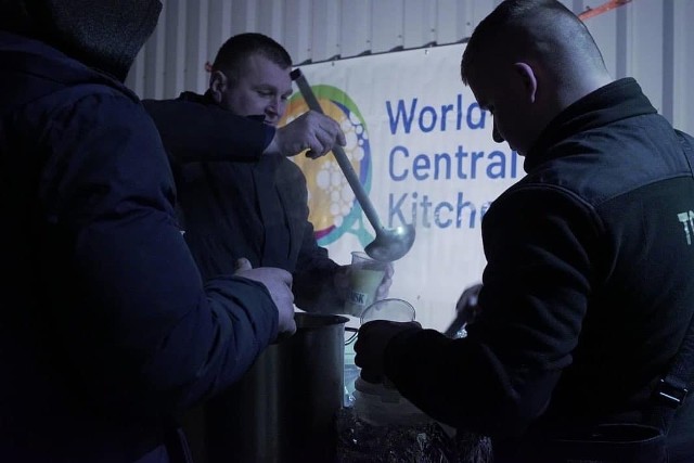 Działacze World Central Kitchen pomagają w różnych miejscach świata. Obecnie są przy ukraińskich granicach w Polsce, na Słowacji, Węgrzech, Rumunii, ale również na Ukrainie.