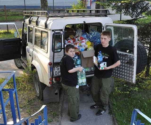 Członkowie Harcerskiej Grupy Ratowniczej Starachowice włączyli się w pomoc przy zbiórce żywności prowadzonej miejscowych sklepach.