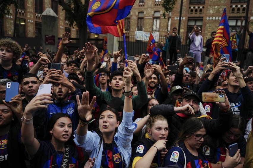 Barcelona świętuje mistrzostwo na ulicach miasta. Przejazd...