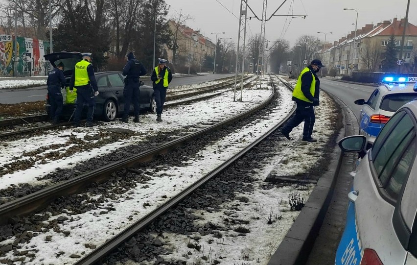 Wypadek we Wrocławiu, audi na torowisku. A w środku