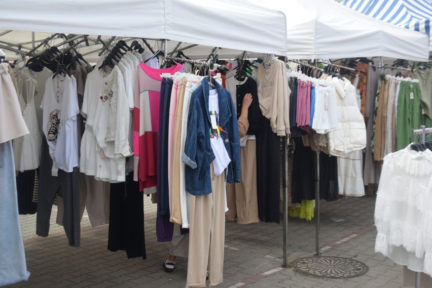 Duży wybór ubrań i butów na targu w Przysusze we wtorek 13 czerwca. Handlarze z Bałkanów przyciągali niskimi cenami. Zobaczcie zdjęcia