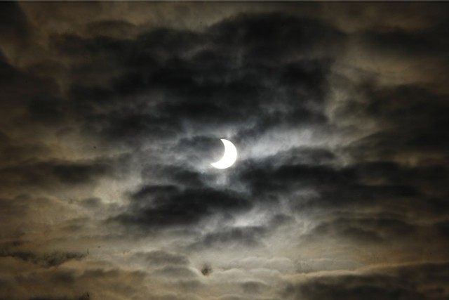 04 stycznia 2011 roku mogliśmy obserwować zaćmienie słońca, jednak zjawisko przesłaniały gęste chmury na niebie.