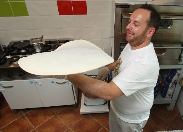 Massimo Del Favero przygotowuje pizzę według starej receptury z Neapolu.