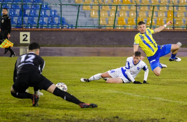 W meczu 19. kolejki III ligi Elana Toruń pokonała Unię Swarzędz 1:0. Gola strzelił w 35. minucie Łukasz Furtak. Po tym zwycięstwie torunianie są na czwartym miejscu w tabeli. Na kolejnych stronach zdjęcia z meczu. Proszę przesuwać palcem po ekranie smartfona lub strzałką w komputerze>>>