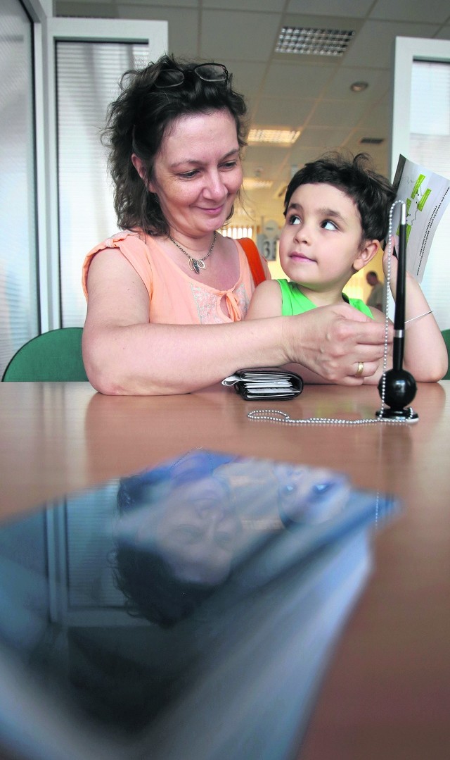 W Katowickim  oddziale NFZ spotkaliśmy Bogumiłę Sobierajską i jej syna Dobromira, którzy właśnie odbierali karty