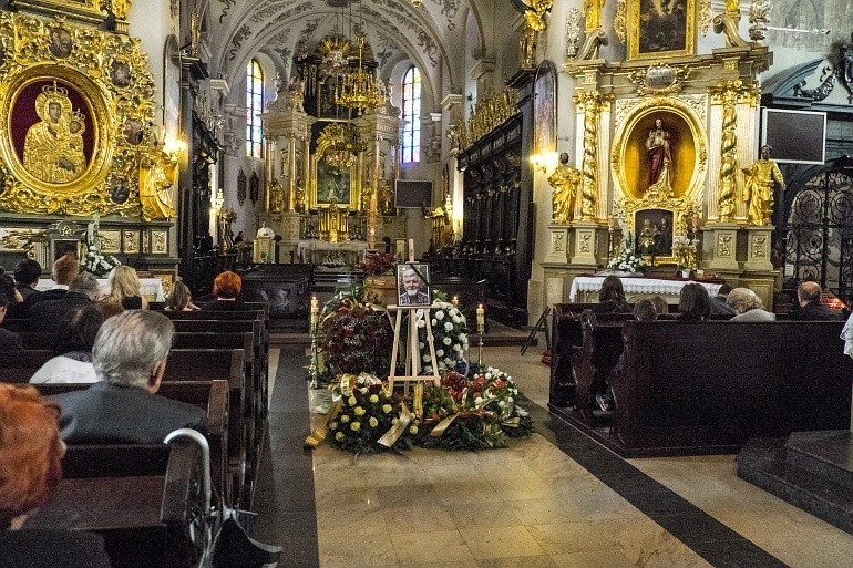 Setki bochnian pożegnały śp. Stanisława Kobielę, wieloletniego prezesa Stowarzyszenia Bochniaków i Miłośników Ziemi Bocheńskiej