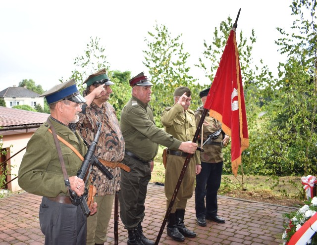 Grupa rekonstrukcyjna ze Staszowa przed pomnikiem upamiętniającym poległych oraz pomordowanych w miejscowości Ceber w 1944 roku.