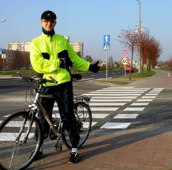 - Cieszymy się, że drogowcy w końcu poprawili bezsensowne oznakowania tej ścieżki. Teraz czekamy na zmiany po drugiej stronie ulicy - mówi Karol Wieczorek z radomskiego Bractwa Rowerowego.