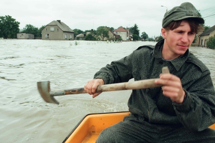 Powódź Tysiąclecia: 23 lata temu wielka woda spustoszyła Polskę. Dzisiaj też wciąż pada i pada... Zobacz archiwalne ZDJĘCIA